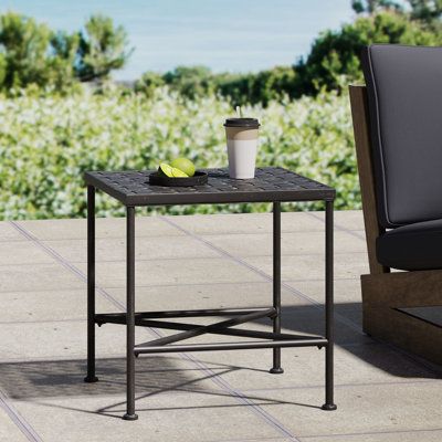 Table de bout de patio en fer, apparence argent brossé noir, mélanges avec chaises et tables basses d'extérieur, table d'assemblage pour patio, utilisation de compléments et de tables, requis