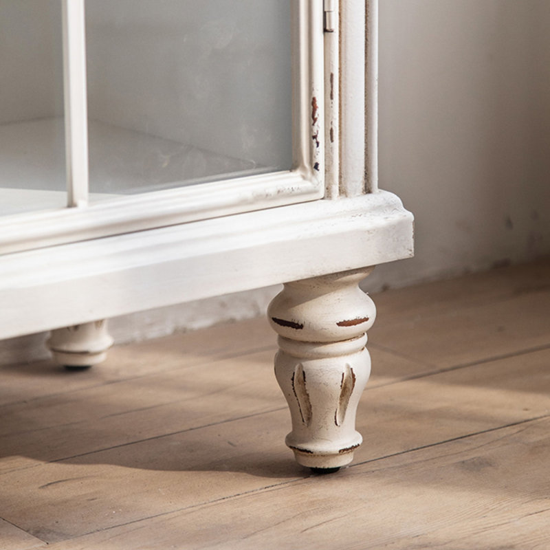 Blanc massif + bois manufacturé + vitrines