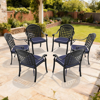 Ensemble de 6 chaises de jardin en aluminium moulé, structure noire et coussins bleus, motif rectangulaire traditionnel en forme de pétales, aspect élégant pour la détente à l'extérieur, revêtement résistant aux hautes températures et aux intempéries.
