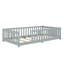Lit simple pour enfants, lit simple avec clôture sans porte et barrières de sécurité-527831942