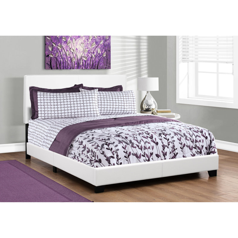 Grand lit tapissier en similicuir blanc pour une chambre confortable