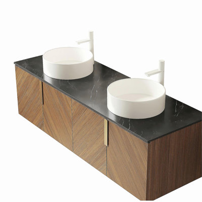 Meuble-lavabo mural 60 po ARAI avec éviers, armoire de rangement murale flottante en contreplaqué avec 4 portes, 2 lavabos ronds blancs en céramique et comptoir en pierre frittée noire, couleur grain de bois chêne brun