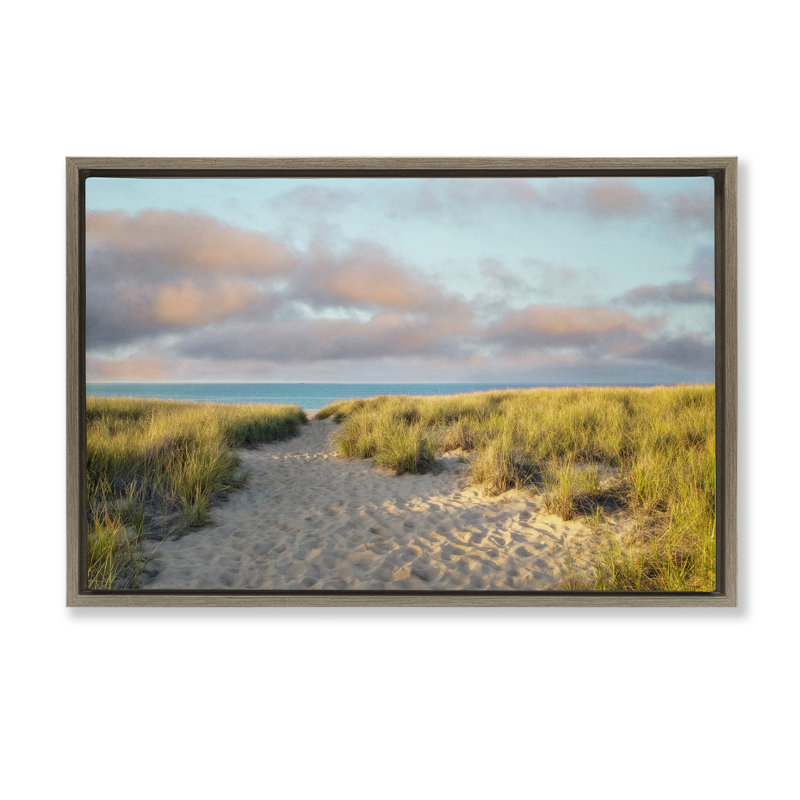 «Beachy Footprints Path», toile flottante encadrée par Brooke T. Ryan, Cadre flottant orme Montalcino, H 21 po x l 31 po