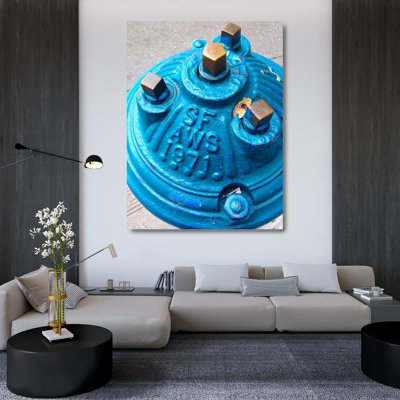 «17 Fire Stories», art sur toile tendue en niveaux de gris: Blue Fire Hydrant I