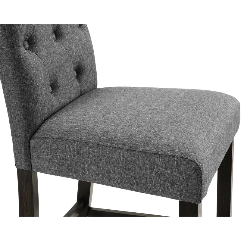 2 tabourets de comptoir gris. Bois massif avec sièges et dossiers confortables. Pieds en bois. Chaises à haut dossier légèrement incurvées. L 23 po x P 19 po x H 39,87 po. Largeur du siège 19 po, 25 po, profondeur 16,5 po. Assemblage requis. Tous