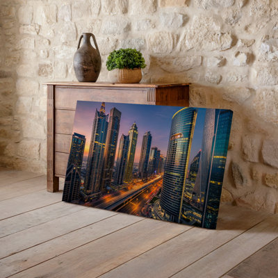 Toile, "Un superbe horizon urbain au crépuscule", mettant en vedette une grappe d'art mural, gratte-ciel moderne avec façades en verre réfléchissant, art mural