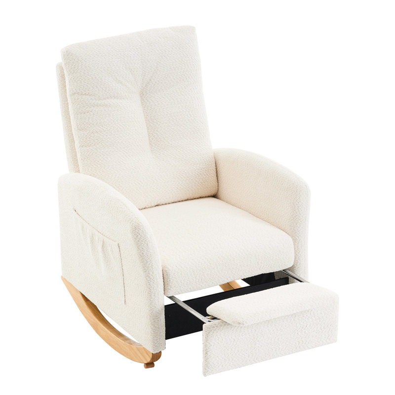 Chaise berçante avec repose-pieds et dossier haut, en bois d'hévéa et rembourrée pour une expérience d'assise confortable.