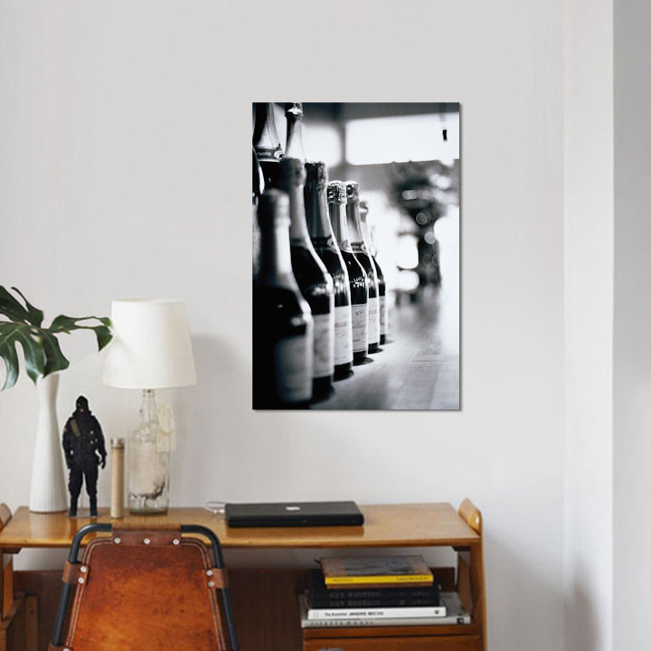 «A Row Of Champagne Bottles» par Walter Bibikow, reproduction sur toile tendue, H 18 po x l 12 po x P 1,5 po, Pas de tapis