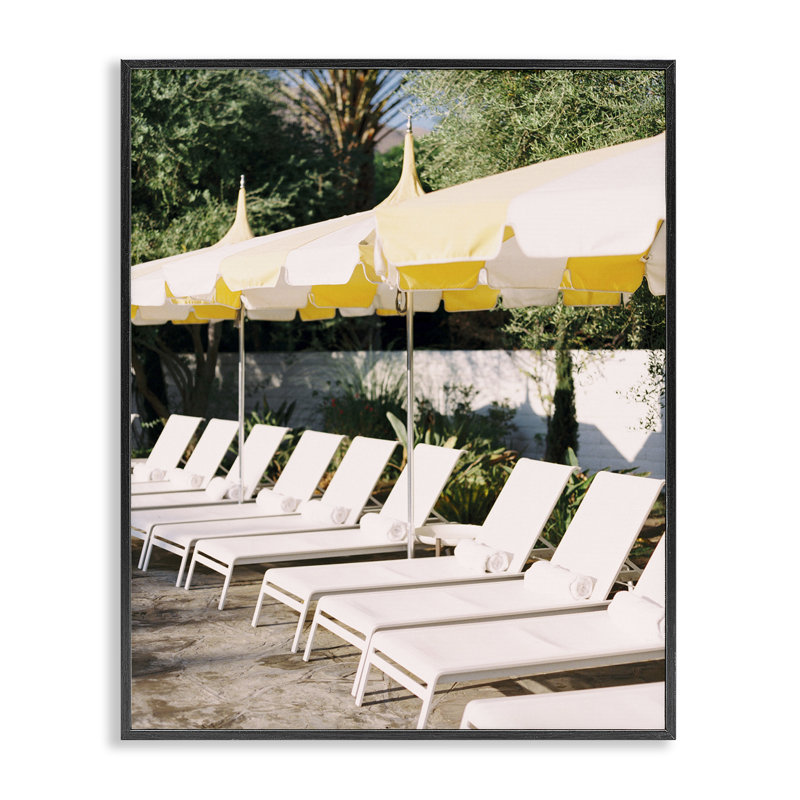 Art de l'estampe numérique de chaises de plage près de la piscine par Justine Milton, Giclée encadrée noir minuit