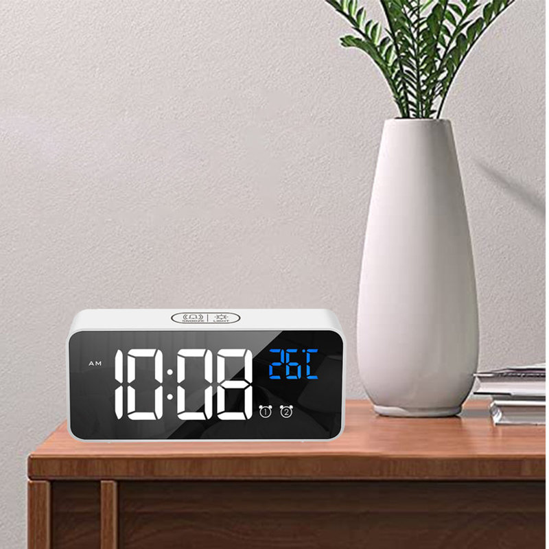 Réveille-matin multifonctionnel pour chambre à coucher, horloge numérique à grand affichage 5,8 po avec 4 lumières et 13 sonnettes, changement de mode 12 / 24H, blanc