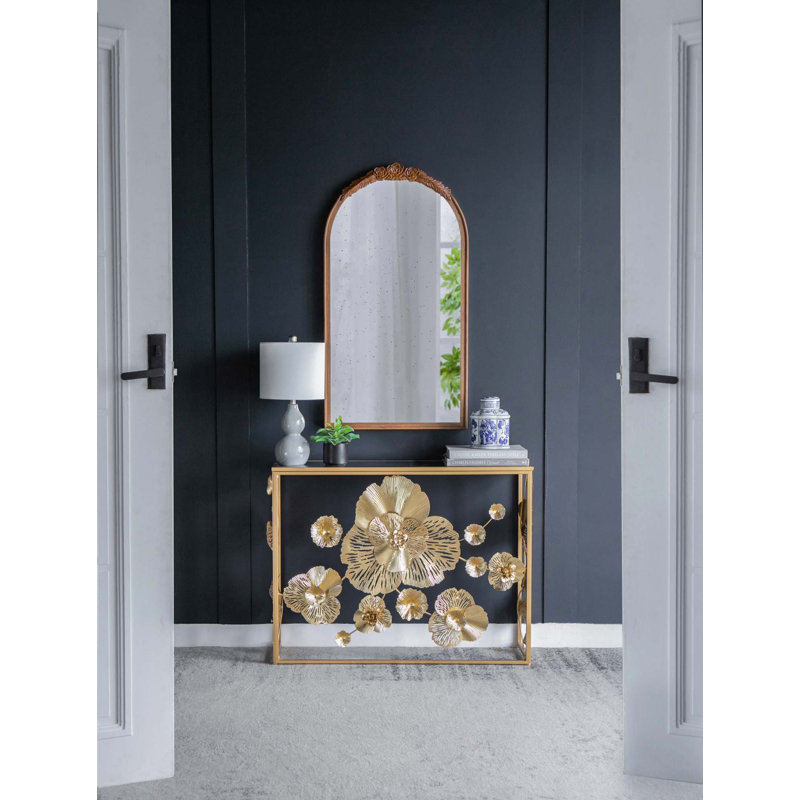 Élégante console dorée avec plateau en verre miroitant, parfaite pour les vestibules modernes et les salons
