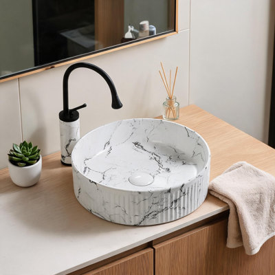 Vasque ronde en porcelaine émaillée noire et blanche de 38 cm (15 pouces) avec robinet et bonde.