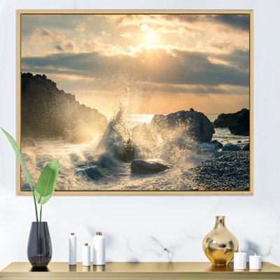 Grande vague frappant le rocher à la plage - photographie sur toile