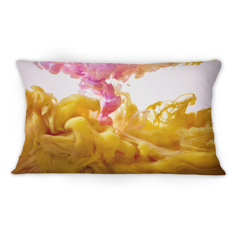 Coussin décoratif jaune et rose Dancing Ink Clouds 12 po x 20 po