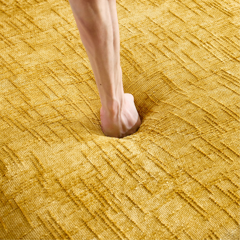 Canapé en forme de L en chenille jaune qui s'agence bien avec n'importe quel salon. Il est doté d'une éponge hautement élastique pour une assise confortable, d'accoudoirs courbés et de quatre coussins décoratifs.