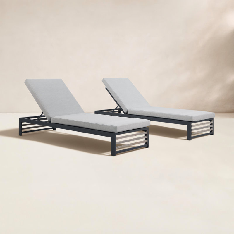 Chaise longue d'extérieur en teck Pawni, Grisâtre