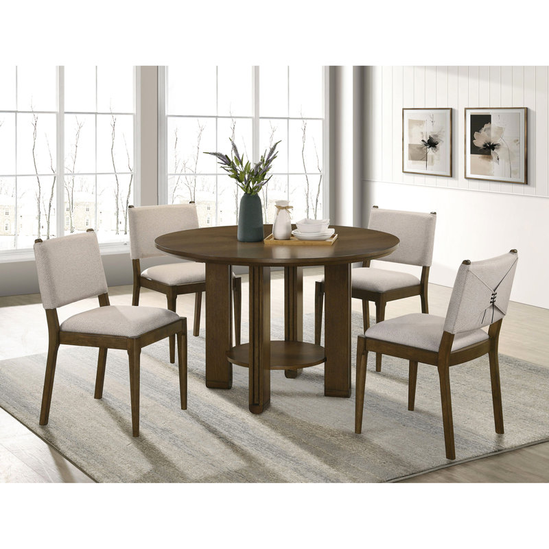 Lot de 2 chaises de salle à manger à dossier plein, pieds fuselés en bois brun et revêtement beige pour un style intemporel. Siège rembourré en mousse et détails à nouer.