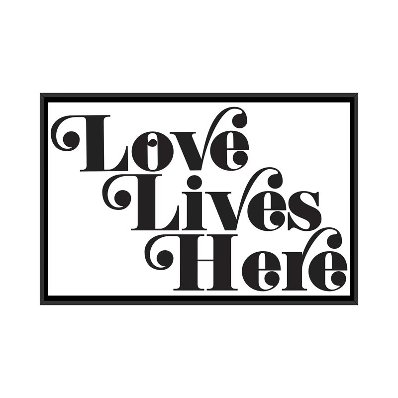 « love lives here », art textuel sur toile, H 18 po x l 26 po x P 1,5 po, Toile encadrée noire, Pas de tapis