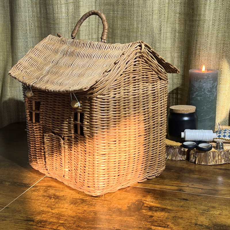 Panier en forme de maison et passe-temps
