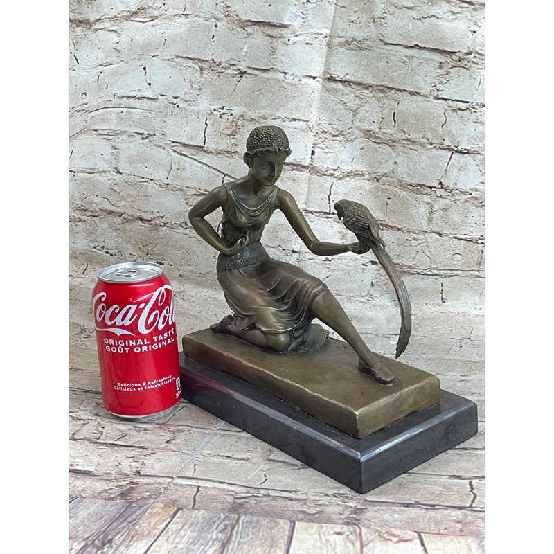 Sculpture fille Falken Chipare avec perroquet