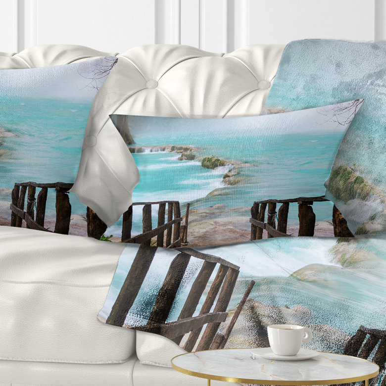 Coussin lombaire en cascade à l’ancien pont de mer au mexique