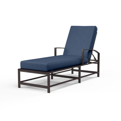 Chaise longue inclinable 72 po avec coussin Mulcahey Sunbrella