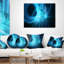 Bleu vif brillant sur fond noir - coussin imprimé abstrait