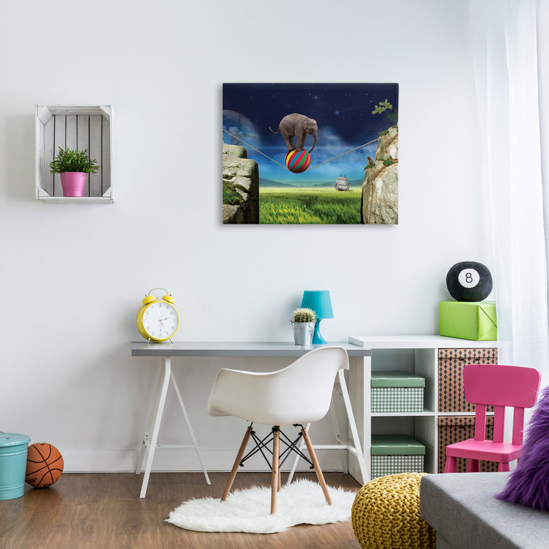 «Elephant Balancing On Ball» par Noble Works sur toile, H 30 po x l 40 po