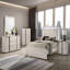 Commode de style contemporain 1pc avec poignées verticales chromées et tiroirs en queue d'aronde
