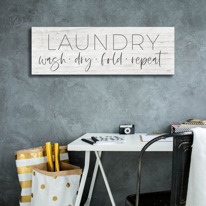 «Laundry - Wash, Dry, Fold, Repeter» par Lux + Me Designs, estampe numérique sur toile, H 12 po x l 36 po x P 1,5 po