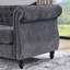 Canapé Chesterfield avec capitonnage à boutons profonds et accoudoirs roulés élégants, pour les intérieurs classiques et modernes.-1581473165-1354118265