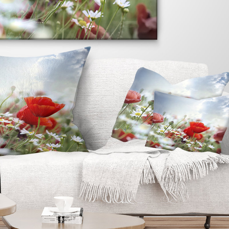 Coussin décoratif floral sur un coussin lombaire en fond nuageux
