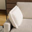 Mobilier de salon beige avec assise large et assise profonde surdimensionnée