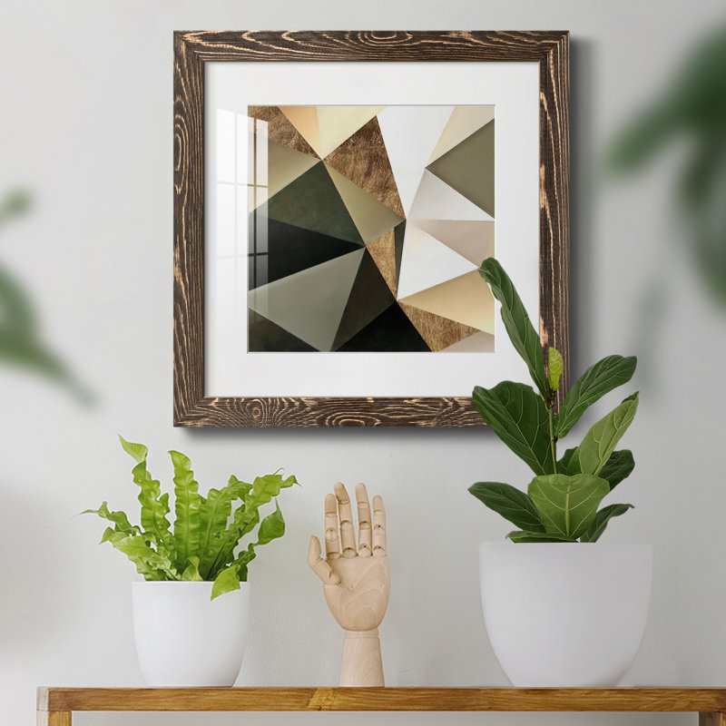 «Gold Polygon Wall I», reproduction encadrée de qualité supérieure - prête à être accrochée, Papier avec cadre noyer, Blanc