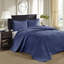 Couvre-lit réversible bleu marine - La conception matelassée classique pour le rembourrage élégant en coton prélavé comprend deux taies décoratives qui s'adaptent au matelas à haute profondeur dans le lit.