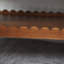 Table basse en bois massif avec rangement à deux niveaux et tablette à bord ondulé