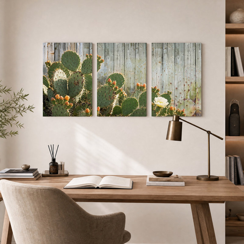 Ensemble de 3 toiles murales représentant un cactus figuier de Barbarie à fleur blanche sur bois vieilli