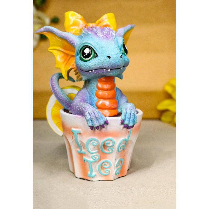 Thé glacé artisanal Ruth Thompson avec figurine de dragonnet Martha Drake dans une tasse