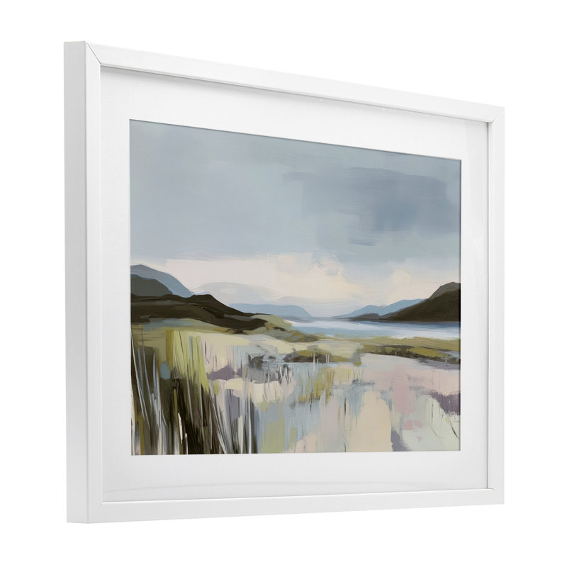«Verdant Coast Landscape», reproduction sous verre encadrée, design par Elara Yasna, H 14 po x l 20 po, Cadre blanc côtier
