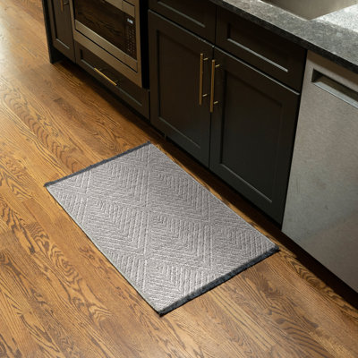Tapis gris clair lavable à la machine Breneisha