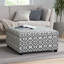 Repose-pieds de rangement polyvalent avec un motif unique et beaucoup d'espace, parfait pour organiser et rehausser n'importe quelle pièce