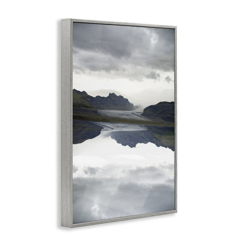 Giclée encadrée par Ice Roadtrip Reflection, design par Robin Vandenabeele, H 30 po x l 20 po, Estampe numérique Farmhouse