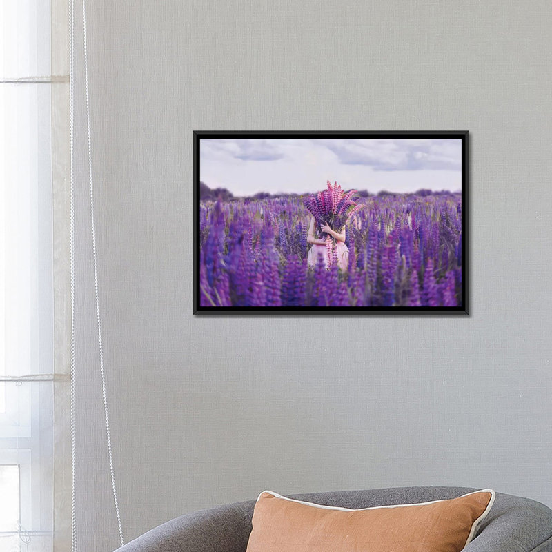 "Lupin Field" par Hobopeeba-impression, H 18 po x l 26 po x P 1,5 po, Pas de tapis, Toile avec cadre noir