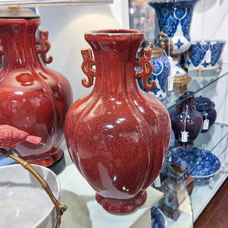 Vase en porcelaine glacis, H 14,5 po x l 9 po x P 9 po, Noir / Rouge
