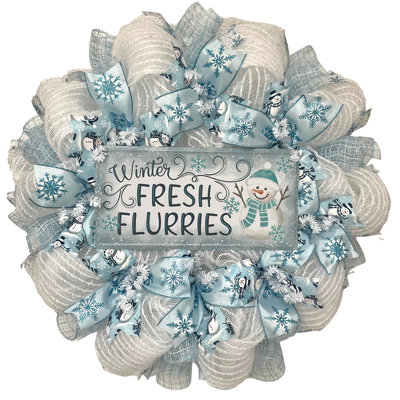 Couronne de Noël hivernale en maille décorative faite à la main, motif flocons frais.
