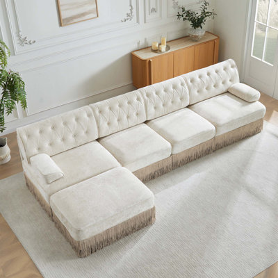 Canapé de style Chesterfield en tissu de velours en forme de L de 135 pouces pour animaux de compagnie avec jupe à pampille et accoudoirs carrés légèrement incurvés, combinaison libre, conception ergonomique pour les salons, les aires de repos et les chambres à coucher, beige