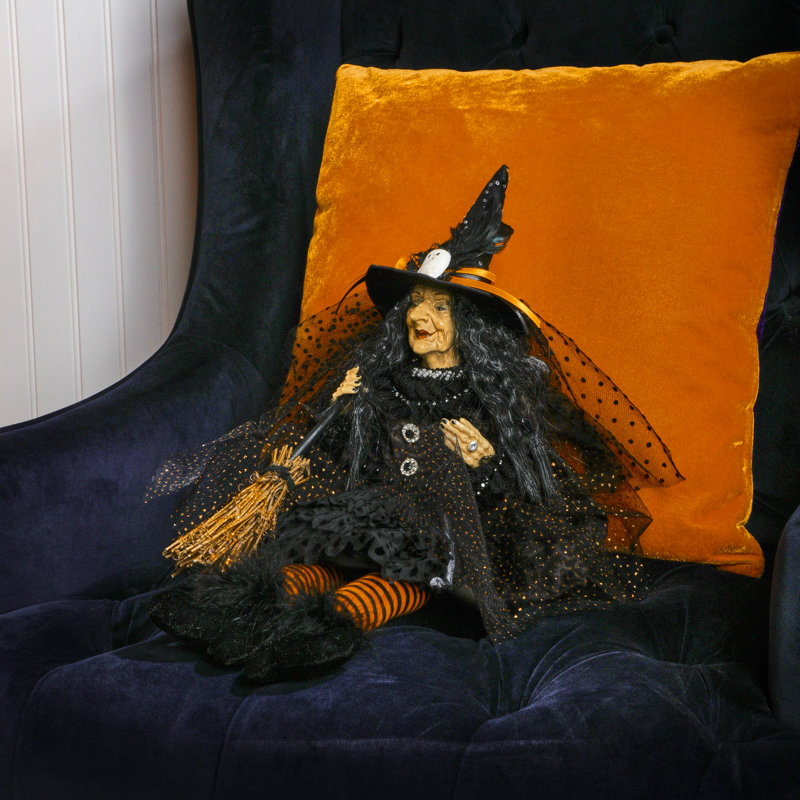25 po sorcière d'Halloween assise