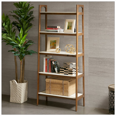 Bibliothèque de style Mid-Century à 5 tablettes avec cadre en bois massif et tablettes en panneau de fibres à densité moyenne durable, parfaite pour le rangement et la présentation organisés.