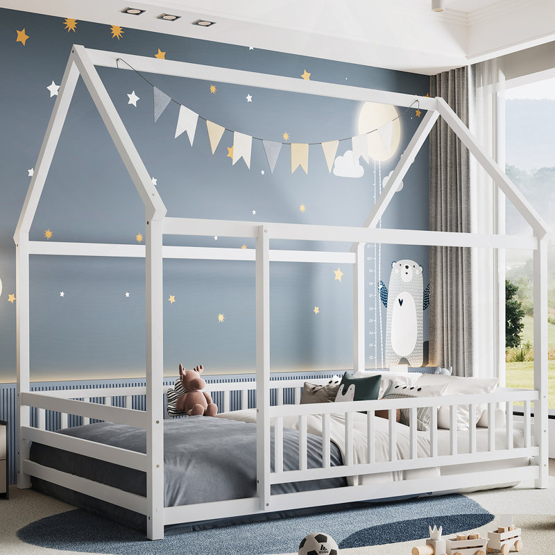 Lit double en bois avec cadre de toit, barrière de sécurité et options de décoration pour plus de confort et de sécurité