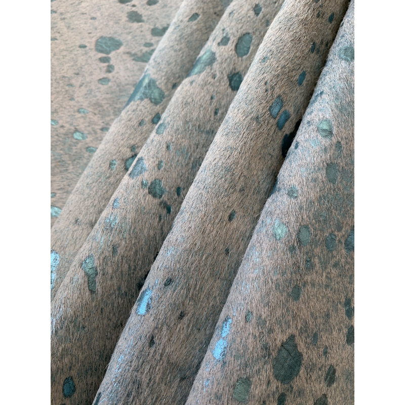 Tapis turquoise en cuir de vache métallique